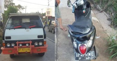 Truk dan sepeda motor yang mengalami kecelakaan di Simpang Tugu Pesawat