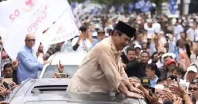 Prabowo di tengah-tengah pendukungnya