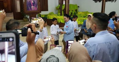 Titiek Soeharto menyerahkan santunan kepada peserta sunat massal. f-istimewa