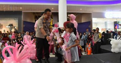 Kapolres Tanjungpinang AKBP Ucok Lasdin Silalahi di acara fashion show, menyanyi dan mewarnai HUT ke-39 Yayasan Kemala Bhayangkari tahun 2019