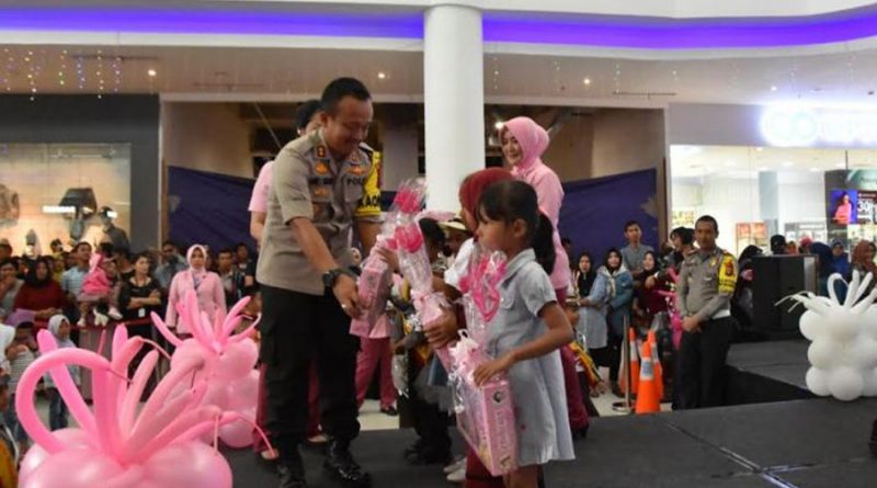 Kapolres Tanjungpinang AKBP Ucok Lasdin Silalahi di acara fashion show, menyanyi dan mewarnai HUT ke-39 Yayasan Kemala Bhayangkari tahun 2019