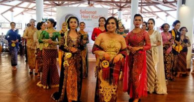 Karuawati Bintan Lagoon Resort mengenakan kebaya saat Hari Kartini