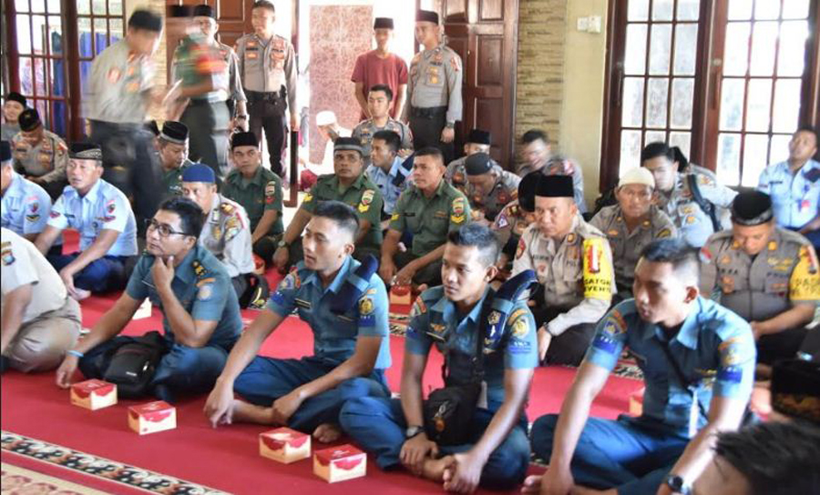 Anggota TNI Polri mendengarkan ceramah agama pada Isra Miraj 2019