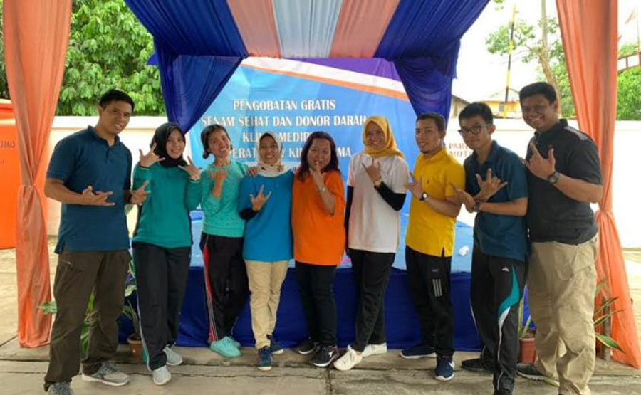 Kegembiraan panitia peresmian Klinik Mediplus yang dioperasikan Apotek Kimia Farma di Batam