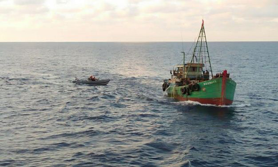 Kapal Vietnam pencuri ikan di laut Indonesia dihadang para prajurit TNI AL