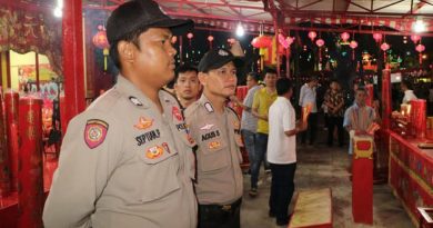 Sejumlah polisi dari Polsek Tanjungpinang Kota mengamankan pelaksanaan sembahyang keselamatan di Senggarang, 6 - 8 April 2019.