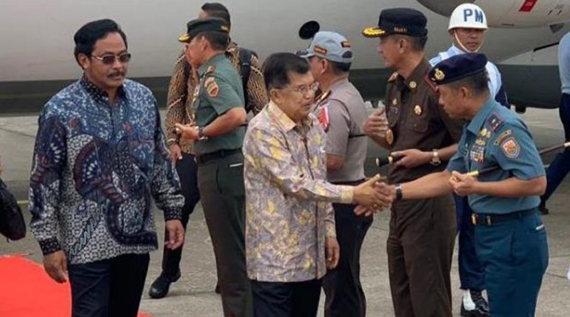 Wapres Jusuf Kall tiba di Bandara Hang Nadim, Batam