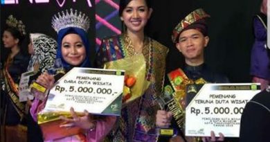 Adi (kanan) calon perawat yang menang Duta Wisata Tanjungpinang 2019h sebagai Teruna Tanjungpinang 2019