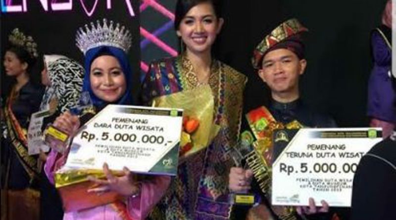 Adi (kanan) calon perawat yang menang Duta Wisata Tanjungpinang 2019h sebagai Teruna Tanjungpinang 2019