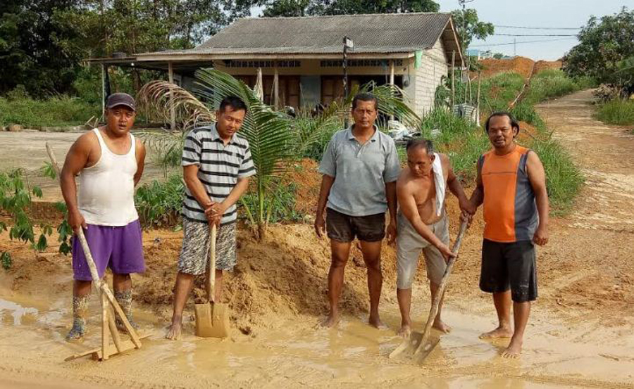 Berharap dana desa bisa membantu mengatasi kerusakan jalan di Desa Sebong Perah ini