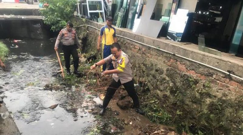 Anggota Polres Tanjungpinang bersihkan sampah plastik dan semak