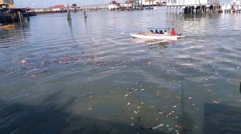 Sampah mengotori perairan Tanjungpinang