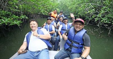 Turis menikmati wisata hutan mangrove di Bintan