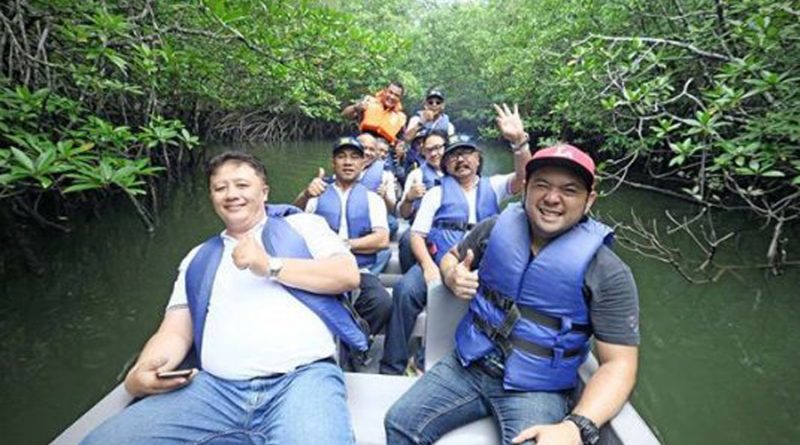 Turis menikmati wisata hutan mangrove di Bintan