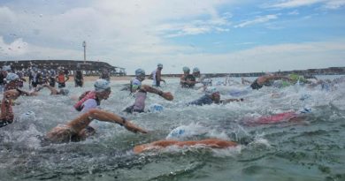 Peserta Sunset Swim Classic menceburkan diri ke laut untuk mengawali gelaran Bintan Triathlon 2019
