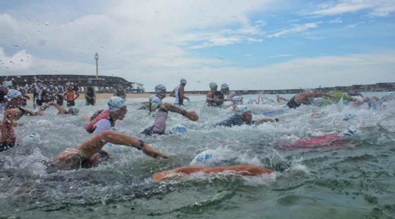 Peserta Sunset Swim Classic menceburkan diri ke laut untuk mengawali gelaran Bintan Triathlon 2019
