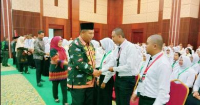 Bupati Anambas Abdul Haris menyalami CPNS peserta Latsar yang dilaksanakan di Batam
