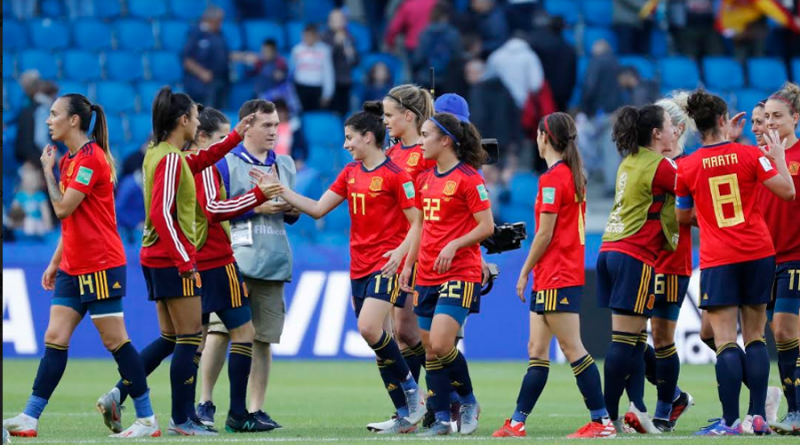 Para pemain sepak bola wanita di lapangan, pertandingan tim spanyol dan Jerman diperkirakan seru