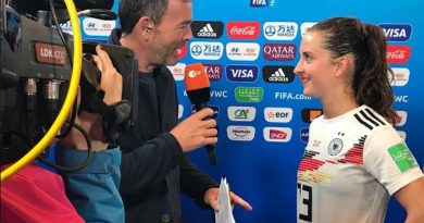 Pemain bola wanita Jerman, Sara Daebritz tengah diwawancarai wartawan.