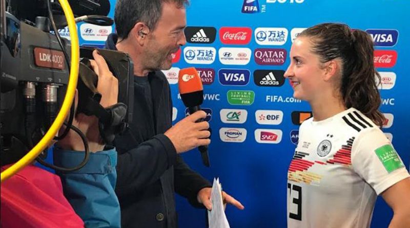 Pemain bola wanita Jerman, Sara Daebritz tengah diwawancarai wartawan.