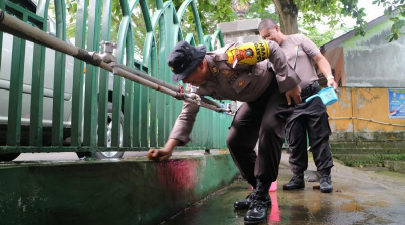 Polisi mengecak pipa air, membersihkan saluran air mampet, menyapu lantai tempat ibadah dalam Bhakti Religi