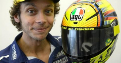 Valentino Rossi menunjukkan salah satu desain helm yang mendukungnya di arena MotoGP