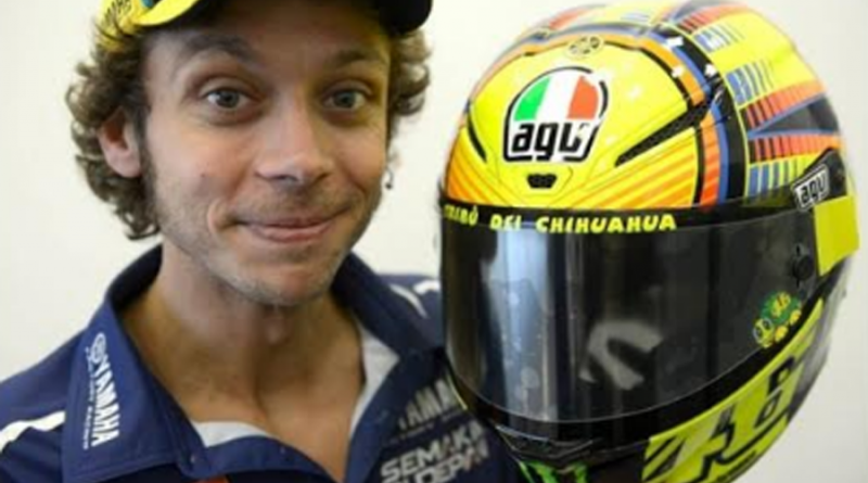 Valentino Rossi menunjukkan salah satu desain helm yang mendukungnya di arena MotoGP