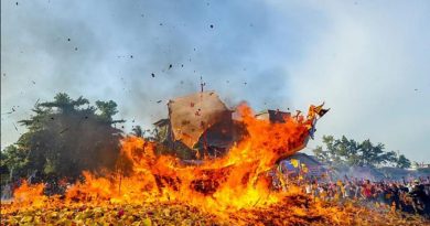 Dari festival bakar tongkang seperti ini Riau raup ratusan miliar