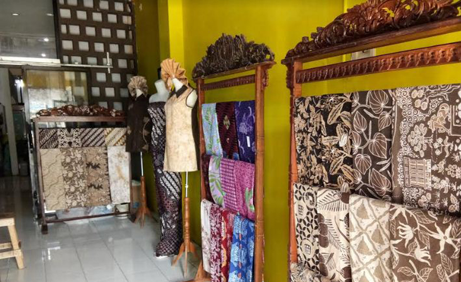 batik soemirah ini menggunakan pewarna tekstil alami dan disukai wna