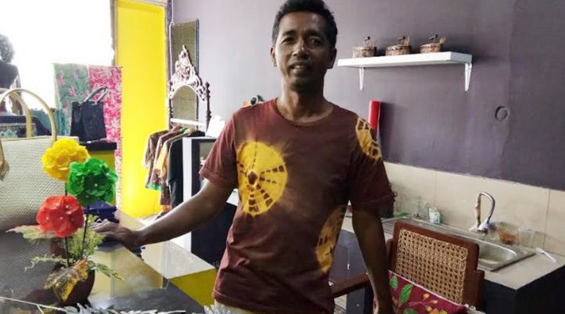 Kelik Soebarjo, pemilik Batik Soemirah yang masih mempertahankan pewarna tekstil alami untuk karyanya.
