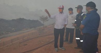 Plt Gubernur Kepri mengunjungi TPA Punggur di Batam yang terbakar untuk menyemangati petugas pemadam kebakaran