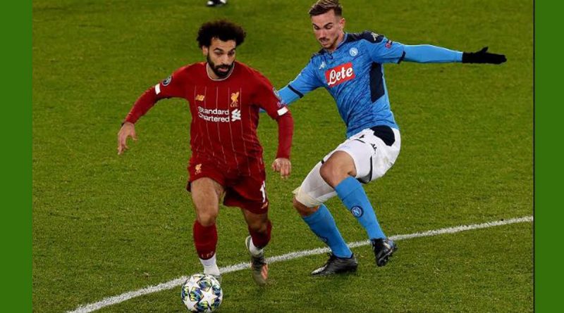 Moh Salah berduel dengan pemain Napoli