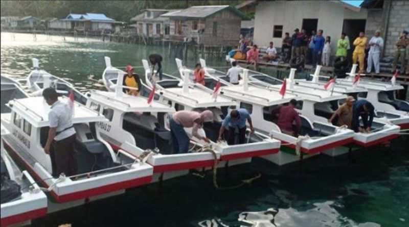 nelayan di anambas menerima bantuan pompong dan bubu