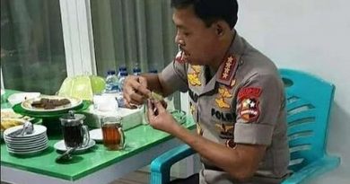 kapolri jenderal idham aziz makan kue