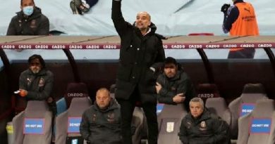 Pep Guardiola merayakan kemenangan Man City atas Aston Villa