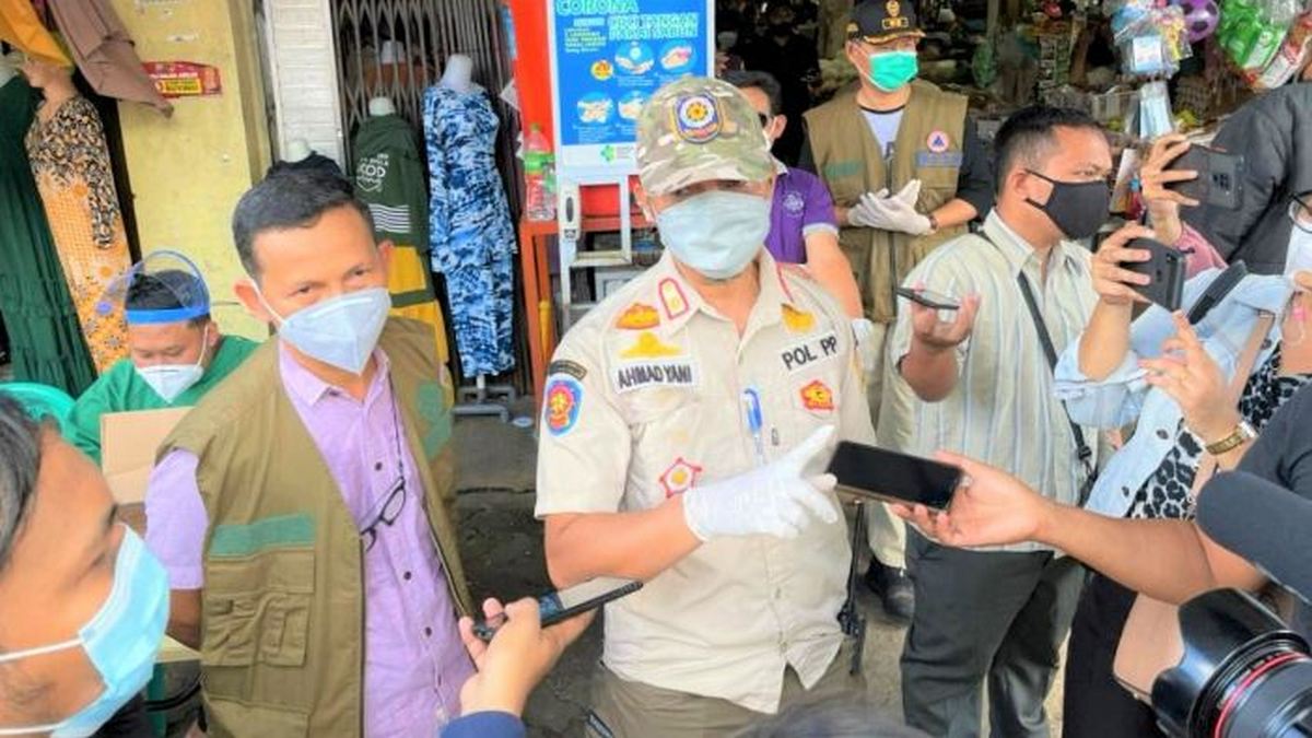 Satpol Pp Pemkot Tanjungpinang Turunkan Spanduk Tanpa Izin 