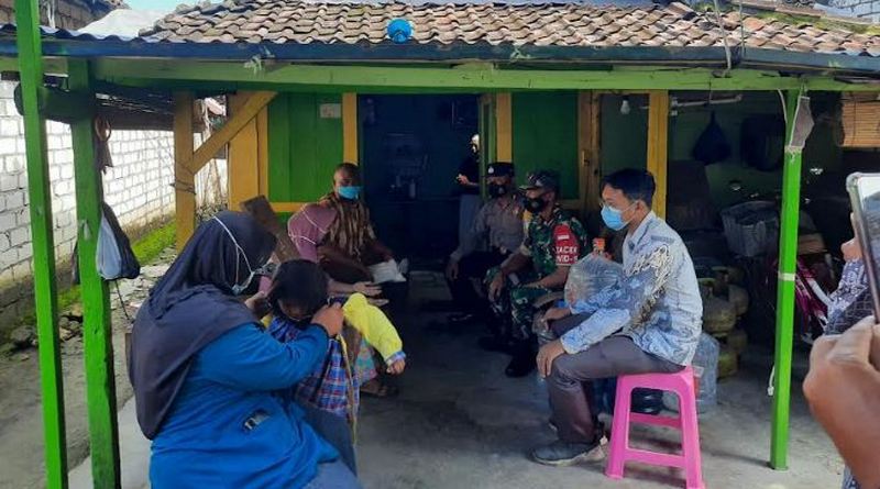 Anggota TNI, Polri dan Pegawai Kecamatan Kedungpring Masih Gencarkan 3T