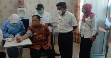 Endang Abdullah Disuntik Vaksin Booster di RSUD Tanjungpinang