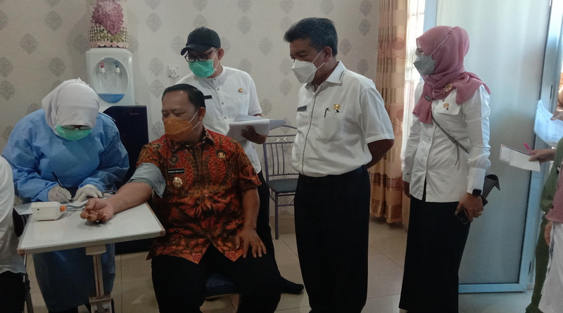 Endang Abdullah Disuntik Vaksin Booster di RSUD Tanjungpinang