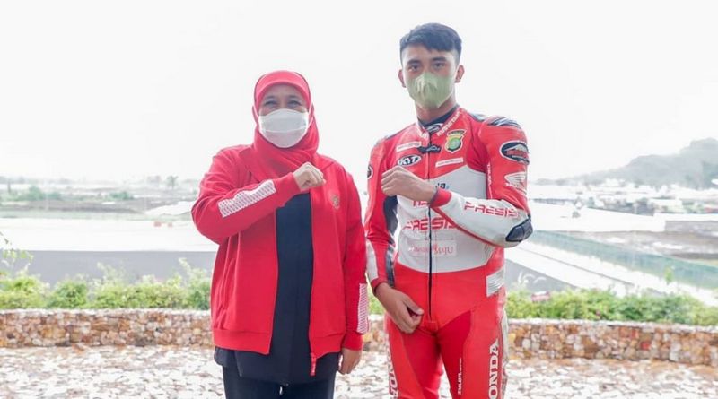 Khofifah Jajal Sirkuit Bareng Mario Aji yang Akan Berlaga di Moto3 2022 1
