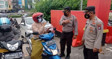 Polsek Lubukbaja Razia Vaksinasi di Jalan Raya