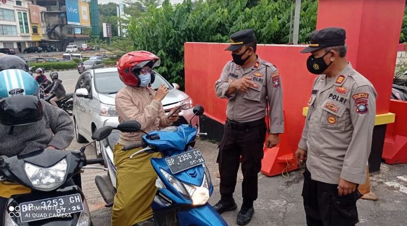 Polsek Lubukbaja Razia Vaksinasi di Jalan Raya