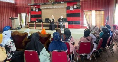 Grup Qasidah Tanjungpinang Dilatih Teknik Memukul Kompang yang Benar