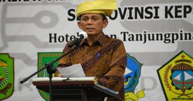 Gubernur Ansar Dianugerahi Sebagai Sahabat Pers Indonesia Oleh SMSI 1