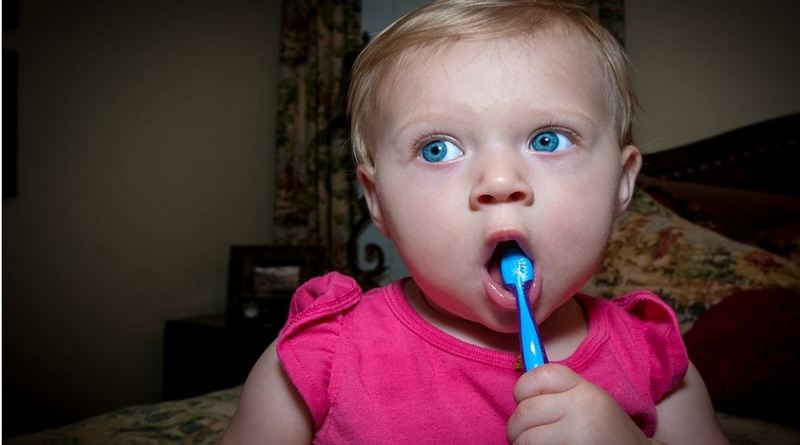 trik mengajari anak belajar menyikat gigi