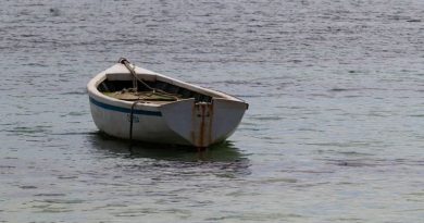 ilustrasi perahu sendirian di tengah lautan