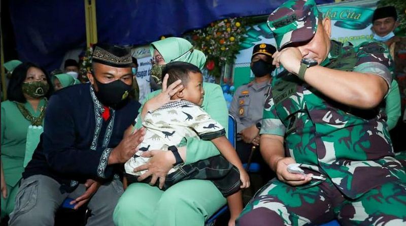 jenderal dudung peluk anak tni korban kebiadsaban kkb di papua