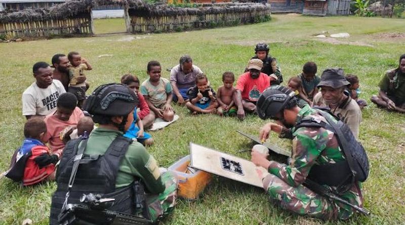 warga papua diajari cara memperbaiki penerangan jalan