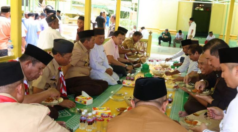 gubernur ansar makan bersama masyarakat penyengat dimulainya revitalisasi masjid enyengat