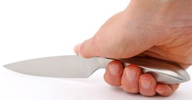 ilustrasi pisau untuk menyayat kemaluan